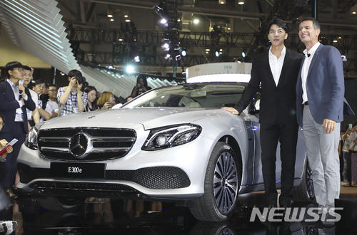 【부산=뉴시스】최진석 기자 = 가수 이승기와 디미트리스 실라카스 메르세데스-벤츠 코리아 대표이사 사장이 7일 오전 부산시 해운대구 벡스코에서 열린 '2018 부산국제모터쇼' 프레스데이에 참석해 E300e를 선보이고 있다.&nbsp; 올해 부산모터쇼에는 9개국 183개사가 3076개 부스를 마련한다. 국내 완성차는 현대, 제네시스, 기아, 한국GM, 르노삼성, 현대상용, 기아상용, 에디슨모터스 등 8개 브랜드가 참가하고, 해외완성차로는 BMW, MINI, 메르세데스-벤츠, 재규어, 랜드로버, 아우디, 토요타, 렉서스, 닛산, 인피니티, 만트럭 등 11개 브랜드가 참여, 이날 미디어데이를 시작으로 17일까지 11일 동안 부산 벡스코에서 진행된다. 2018.06.07. myjs@newsis.com