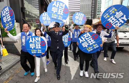 【서울=뉴시스】홍효식 기자 = 더불어민주당 '평화철도 111' 유세단이 7일 오후 서울 마포구 홍대거리에서 사전투표 독려 홍보캠페인을 벌이고 있다. 왼쪽부터 유동균 마포구청장 후보, 박경미 의원, 정청래 유세단장, 이재정, 박주민 의원. 2018.06.07. yesphoto@newsis.com