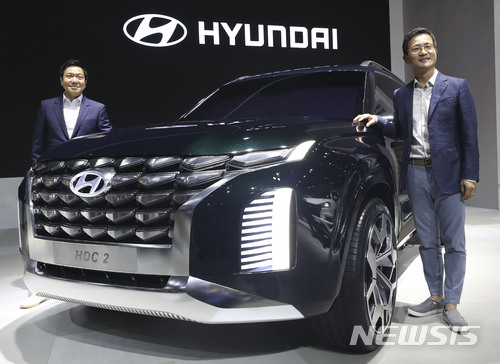 【부산=뉴시스】최진석 기자 = 이광국(오른쪽) 현대차 국내영업본부장 부사장, 이상엽 현대 스타일링 담당 상무가 7일 오전 부산시 해운대구 벡스코에서 열린 '2018 부산국제모터쇼' 프레스데이에 참석해 HDC 2 모델을 선보이고 있다.&nbsp; 올해 부산모터쇼에는 9개국 183개사가 3076개 부스를 마련한다. 국내 완성차는 현대, 제네시스, 기아, 한국GM, 르노삼성, 현대상용, 기아상용, 에디슨모터스 등 8개 브랜드가 참가하고, 해외완성차로는 BMW, MINI, 메르세데스-벤츠, 재규어, 랜드로버, 아우디, 토요타, 렉서스, 닛산, 인피니티, 만트럭 등 11개 브랜드가 참여, 이날 미디어데이를 시작으로 17일까지 11일 동안 부산 벡스코에서 진행된다. 2018.06.07. myjs@newsis.com