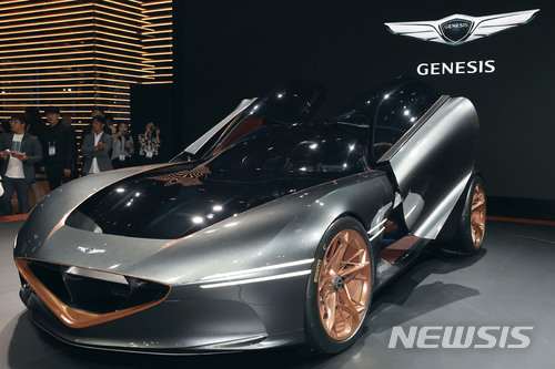 【부산=뉴시스】최진석 기자 = 7일 오전 부산시 해운대구 벡스코에서 열린 '2018 부산국제모터쇼' 프레스데이에 제네시스 최초의 전기차 기반 GT 콘셉트카 에센시아가 전시되어 있다.&nbsp; 올해 부산모터쇼에는 9개국 183개사가 3076개 부스를 마련한다. 국내 완성차는 현대, 제네시스, 기아, 한국GM, 르노삼성, 현대상용, 기아상용, 에디슨모터스 등 8개 브랜드가 참가하고, 해외완성차로는 BMW, MINI, 메르세데스-벤츠, 재규어, 랜드로버, 아우디, 토요타, 렉서스, 닛산, 인피니티, 만트럭 등 11개 브랜드가 참여, 이날 미디어데이를 시작으로 17일까지 11일 동안 부산 벡스코에서 진행된다. 2018.06.07. myjs@newsis.com