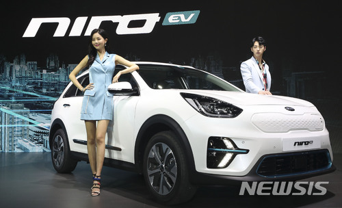 【부산=뉴시스】최진석 기자 =&nbsp; 7일 오전 부산시 해운대구 벡스코에서 열린 '2018 부산국제모터쇼' 프레스데이에서 모델들이 니로 EV를 선보이고 있다.&nbsp; 올해 부산모터쇼에는 9개국 183개사가 3076개 부스를 마련한다. 국내 완성차는 현대, 제네시스, 기아, 한국GM, 르노삼성, 현대상용, 기아상용, 에디슨모터스 등 8개 브랜드가 참가하고, 해외완성차로는 BMW, MINI, 메르세데스-벤츠, 재규어, 랜드로버, 아우디, 토요타, 렉서스, 닛산, 인피니티, 만트럭 등 11개 브랜드가 참여, 이날 미디어데이를 시작으로 17일까지 11일 동안 부산 벡스코에서 진행된다. 2018.06.07.myjs@newsis.com