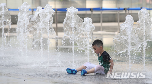 【서울=뉴시스】김선웅 기자 = 서울 최고기온이 29도를 기록하는 등 초여름 더위가 이어진 7일 오후 서울 종로구 광화문광장 분수대에서 어린이가 더위를 식히고 있다. 2018.06.07.&nbsp; mangusta@newsis.com