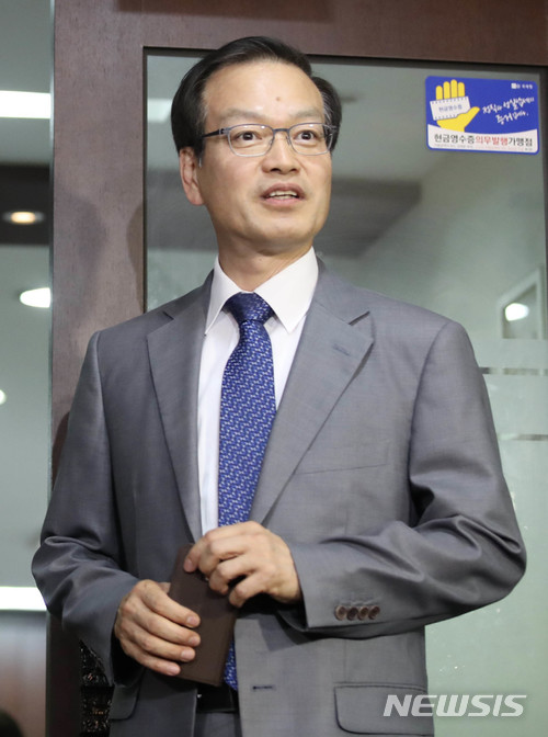 【서울=뉴시스】김진아 기자 = 문재인 대통령이 7일 문재인 정부 첫 특검인 '드루킹 특검'으로 허익범 변호사를 임명했다. 허익범 변호사가 이날 서울 서초구 사무실에서 나와 소감을 밝히고 있다. 2018.06.07.&nbsp; bluesoda@newsis.com