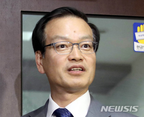 【서울=뉴시스】김진아 기자 = 문재인 대통령이 7일 문재인 정부 첫 특검인 '드루킹 특검'으로 허익범 변호사를 임명했다. 허익범 변호사가 이날 서울 서초구 사무실에서 나와 소감을 밝히고 있다. 2018.06.07.&nbsp; bluesoda@newsis.com