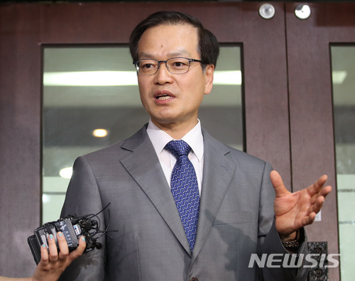 【서울=뉴시스】김진아 기자 = 문재인 대통령이 7일 문재인 정부 첫 특검인 '드루킹 특검'으로 허익범 변호사를 임명했다. 허익범 변호사가 이날 서울 서초구 사무실에서 나와 소감을 밝히고 있다. 2018.06.07.&nbsp; bluesoda@newsis.com