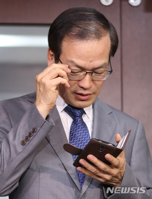 【서울=뉴시스】김진아 기자 = 허익범 특별검사가 지난 7일 서울 서초구 사무실에서 나와 소감을 밝히기 전 휴대폰을 확인하고 있다. 2018.06.07. bluesoda@newsis.com