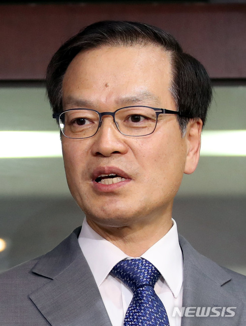 【서울=뉴시스】김진아 기자 = 문재인 정부 첫 특검인 '드루킹 특검'으로 임명된 허익범 변호사가 지난 7일 서울 서초구 사무실에서 나와 소감을 밝히고 있다. 2018.06.07.&nbsp; bluesoda@newsis.com