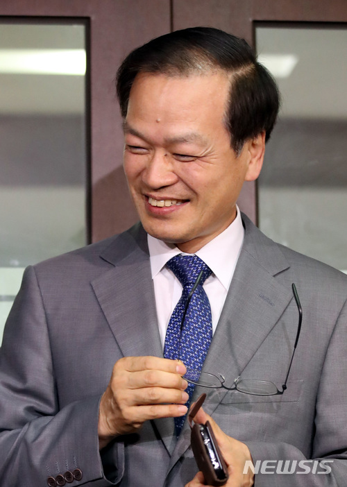 【서울=뉴시스】김진아 기자 = 허익범 특검이 7일 서울 서초구 사무실에서 나와 소감을 밝히고 있다. 2018.06.07.&nbsp; bluesoda@newsis.com