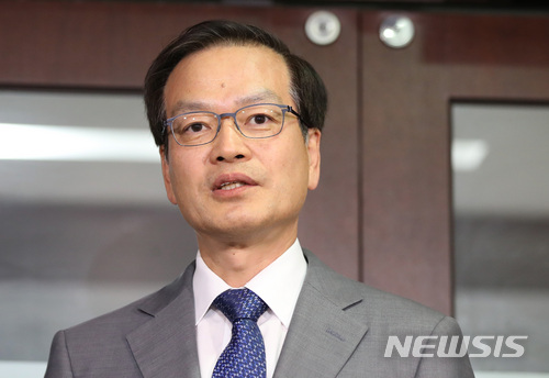 【서울=뉴시스】김진아 기자 = 문재인 대통령이 7일 문재인 정부 첫 특검인 '드루킹 특검'으로 허익범 변호사를 임명했다. 허익범 변호사가 이날 서울 서초구 사무실에서 나와 소감을 밝히고 있다. 2018.06.07.&nbsp; bluesoda@newsis.com