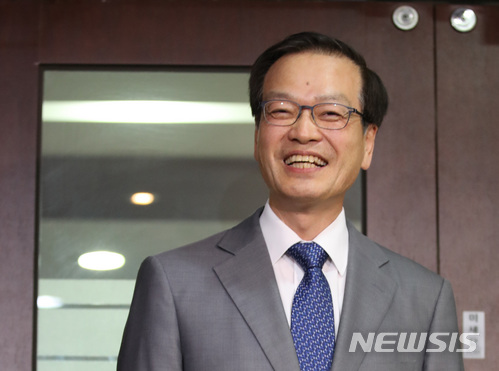 【서울=뉴시스】김진아 기자 = 문재인 대통령이 7일 문재인 정부 첫 특검인 '드루킹 특검'으로 허익범 변호사를 임명했다. 허익범 변호사가 이날 서울 서초구 사무실에서 나와 소감을 밝히고 있다. 2018.06.07. bluesoda@newsis.com