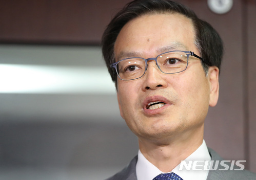 【서울=뉴시스】문재인 대통령은 8일 '드루킹 댓글 조작 사건'을 수사할 허익범 특별검사에게 임명장을 수여한다. 문 대통령의 특검 임명이 발표된 지난 7일 허익범 변호사가 서울 서초구 사무실에서 나와 소감을 밝히고 있다. (사진=뉴시스 자료사진)&nbsp; 2018.06.08.&nbsp; bluesoda@newsis.com