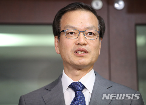 【서울=뉴시스】김진아 기자 = 문재인 대통령이 7일 문재인 정부 첫 특검인 '드루킹 특검'으로 허익범 변호사를 임명했다. 허익범 변호사가 이날 서울 서초구 사무실에서 나와 소감을 밝히고 있다. 2018.06.07.&nbsp; bluesoda@newsis.com