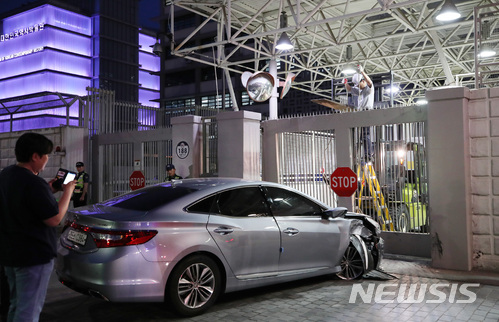 【서울=뉴시스】김진아 기자 = 지난해 6월7일 오후 서울 종로구 주한미국대사관 차량 출입문에 승용차 한 대가 돌진해 철제 게이트를 들이받고 멈춰서 있다. 2018.06.07. bluesoda@newsis.com