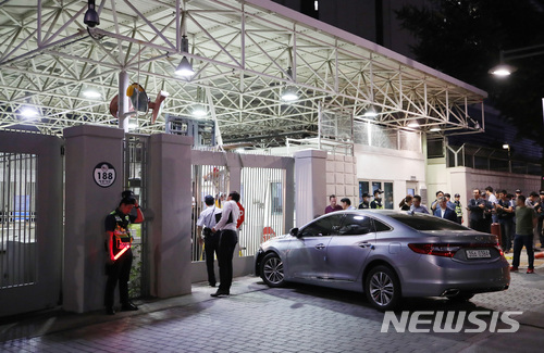 【서울=뉴시스】김진아 기자 = 7일 오후 서울 종로구 주한미국대사관 차량 출입문에 돌진해 철제 게이트를 들이받고 멈춰선 승용차가 견인되고 있다.&nbsp; 종로경찰서는 주한미국대사관 정문을 자신이 운전하던 그랜저 승용차로 들이받은 혐의(특수재물손괴 등)로 윤 모 씨를 붙잡아 조사 중이라고 밝혔다. 경찰 관계자는 “(윤씨가) 여성가족부 4급 서기관인 것으로 확인이 됐다”고 말했다. 2018.06.07.&nbsp; bluesoda@newsis.com