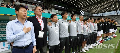 【인스브루크(오스트리아)=뉴시스】고범준 기자 = 7일 오후(현지시간)오스트리아 인스브루크 티볼리노이 스타디움에서 열린 2018 러시아월드컵 대비 대한민국-볼리비아의 평가전 경기, 한국 신태용 감독을 비롯한 코칭 스텝들이 국민의례를 하고 있다. 월드컵 대표팀은 오는 11일 세네갈과 비공개 평가전을 마지막으로 12일 러시아 내 베이스캠프인 상트페테르부르크(Saint Petersburg)에 입성한다. 2018.06.07. bjko@newsis.com