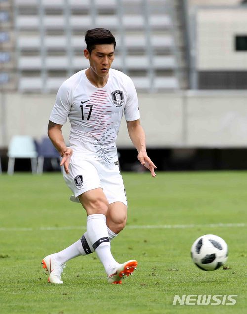 【인스브루크(오스트리아)=뉴시스】고범준 기자 = 7일 오후(현지시간)오스트리아 인스브루크 티볼리노이 스타디움에서 열린 2018 러시아월드컵 대비 대한민국-볼리비아의 평가전 경기, 한국 이용이 패스하고 있다.월드컵 대표팀은 오는 11일 세네갈과 비공개 평가전을 마지막으로 12일 러시아 내 베이스캠프인 상트페테르부르크(Saint Petersburg)에 입성한다. 2018.06.07. bjko@newsis.com