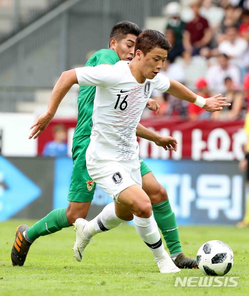【인스브루크(오스트리아)=뉴시스】고범준 기자 = 7일 오후(현지시간)오스트리아 인스브루크 티볼리노이 스타디움에서 열린 2018 러시아월드컵 대비 대한민국-볼리비아의 평가전 경기, 한국 황희찬이 공격하고 있다. 월드컵 대표팀은 오는 11일 세네갈과 비공개 평가전을 마지막으로 12일 러시아 내 베이스캠프인 상트페테르부르크(Saint Petersburg)에 입성한다. 2018.06.07. bjko@newsis.com
