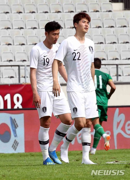 【인스브루크(오스트리아)=뉴시스】고범준 기자 = 7일 오후(현지시간)오스트리아 인스브루크 티볼리노이 스타디움에서 열린 2018 러시아월드컵 대비 대한민국-볼리비아의 평가전 경기, 0-0으로 무승부를 기록한 한국 손흥민, 기성용이 아쉬운듯 그라운드를 빠져나가고 있다. 월드컵 대표팀은 오는 11일 세네갈과 비공개 평가전을 마지막으로 12일 러시아 내 베이스캠프인 상트페테르부르크(Saint Petersburg)에 입성한다. 2018.06.07. bjko@newsis.com