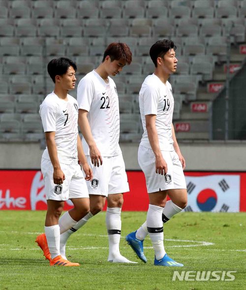 【인스브루크(오스트리아)=뉴시스】고범준 기자 = 7일 오후(현지시간)오스트리아 인스브루크 티볼리노이 스타디움에서 열린 2018 러시아월드컵 대비 대한민국-볼리비아의 평가전 경기, 0-0으로 무승부를 기록한 한국 손흥민, 이승우, 기성용이 아쉬운듯 그라운드를 빠져나가고 있다.&nbsp; 월드컵 대표팀은 오는 11일 세네갈과 비공개 평가전을 마지막으로 12일 러시아 내 베이스캠프인 상트페테르부르크(Saint Petersburg)에 입성한다. 2018.06.07. bjko@newsis.com