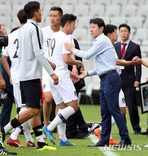 【인스브루크(오스트리아)=뉴시스】고범준 기자 = 7일 오후(현지시간)오스트리아 인스브루크 티볼리노이 스타디움에서 열린 2018 러시아월드컵 대비 대한민국-볼리비아의 평가전 경기, 0-0으로 무승부를 기록한 한국 신태용 감독이 선수들을 격려하고 있다.&nbsp; 월드컵 대표팀은 오는 11일 세네갈과 비공개 평가전을 마지막으로 12일 러시아 내 베이스캠프인 상트페테르부르크(Saint Petersburg)에 입성한다. 2018.06.07. bjko@newsis.com