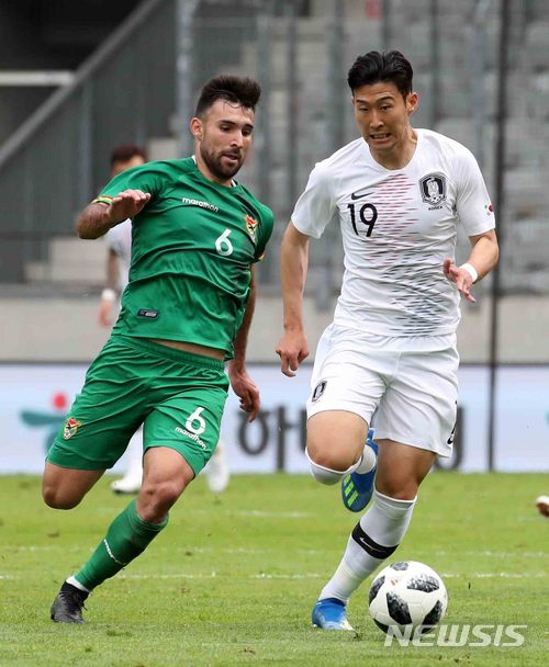 【인스브루크(오스트리아)=뉴시스】고범준 기자 = 7일 오후(현지시간)오스트리아 인스브루크 티볼리노이 스타디움에서 열린 2018 러시아월드컵 대비 대한민국-볼리비아의 평가전 경기, 한국 손흥민이 공격을 하고 있다. 월드컵 대표팀은 오는 11일 세네갈과 비공개 평가전을 마지막으로 12일 러시아 내 베이스캠프인 상트페테르부르크(Saint Petersburg)에 입성한다. 2018.06.07. bjko@newsis.com