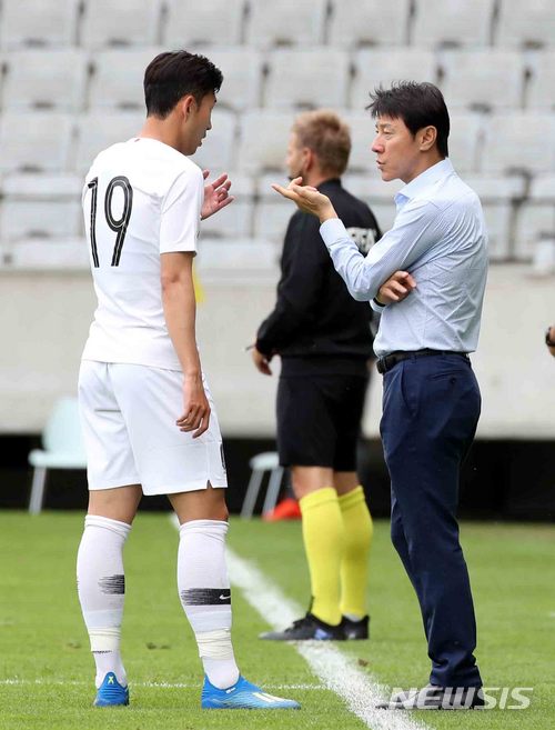 【인스브루크(오스트리아)=뉴시스】고범준 기자 = 7일 오후(현지시간)오스트리아 인스브루크 티볼리노이 스타디움에서 열린 2018 러시아월드컵 대비 대한민국-볼리비아의 평가전 경기, 한국 신태용 감독과 손흥민이 대화를 나누고 있다. 월드컵 대표팀은 오는 11일 세네갈과 비공개 평가전을 마지막으로 12일 러시아 내 베이스캠프인 상트페테르부르크(Saint Petersburg)에 입성한다. 2018.06.07. bjko@newsis.com