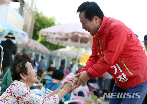   【안동=뉴시스】김진호 기자 = 권기창 자유한국당 경북 안동시장 후보는 8일 "생명산업을 지키는 농촌과 농민이 잘 살아야 모두가 행복하다"며 안동 농산물 통합마케팅센터 설립 등을 포함한 농축산업 재창조 공약을 제시했다.2018.06.08 (사진=권기창 후보 선거사무소 제공) photo@newsis.com