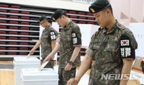 【화천=뉴시스】한윤식 기자 = 6.13 전국동시지방선거 사전투표가 실시된 8일 오전 강원 화천청소년수련관에 마련된 사전투표소에서 최전방 장병들이 소중한 주권을 행사하고 있다. 2018.06.08. ysh@newsis.com
