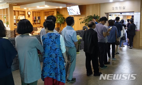 【제주=뉴시스】배상철 기자 = 지난 8일 오후 제주도의회 의원회관에 마련된 사전투표장을 찾은 제주도민들이 투표하기 위해 기다리고 있다. 2018.06.08&nbsp;&nbsp; bsc@newsis.com