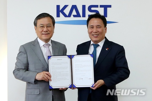 【제주=뉴시스】우장호 기자 = 지난달 9일 대전 유성구 대학로 한국과학기술원에서 이광희(오른쪽) 제주국제자유도시개발센터(JDC) 이사장과 신성철 한국과학기술원(KAIST) 총장이 ‘제주의 과학기술인프라 발전을 위한 양해각서’를 체결한 후 기념촬영을 하고 있다. (사진=JDC 제공) photo@newsis.com