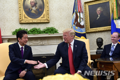【워싱턴=AP/뉴시스】도널드 트럼프 미국 대통령과 아베 신조 일본 총리가 7일(현지시간) 미 워싱턴 백악관 오벌 오피스에서 열린 정상회담에서 악수를 나누고 있다. 2018.06.08. 