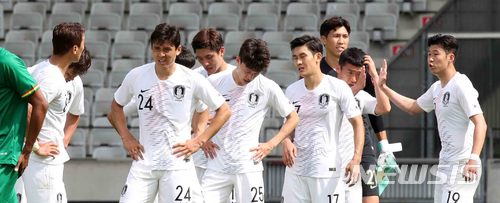 【인스브루크(오스트리아)=뉴시스】고범준 기자 = 7일 오후(현지시간)오스트리아 인스브루크 티볼리노이 스타디움에서 열린 2018 러시아월드컵 대비 대한민국-볼리비아의 평가전 경기, 0-0으로 무승부를 기록한 한국 대표팀 손흥민(19번)과 정우영(8번, 왼쪽)이 대화를 하고 있다.&nbsp; 월드컵 대표팀은 오는 11일 세네갈과 비공개 평가전을 마지막으로 12일 러시아 내 베이스캠프인 상트페테르부르크(Saint Petersburg)에 입성한다. 2018.06.08. bjko@newsis.com