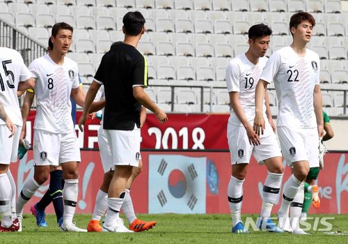 【인스브루크(오스트리아)=뉴시스】고범준 기자 = 7일 오후(현지시간)오스트리아 인스브루크 티볼리노이 스타디움에서 열린 2018 러시아월드컵 대비 대한민국-볼리비아의 평가전 경기, 0-0으로 무승부를 기록한 한국 대표팀 손흥민, 기성용, 정우영을 비롯한 선수들이 아쉬운 표정을 지으며 그라운드를 나가고 있다. 월드컵 대표팀은 오는 11일 세네갈과 비공개 평가전을 마지막으로 12일 러시아 내 베이스캠프인 상트페테르부르크(Saint Petersburg)에 입성한다. 2018.06.07. bjko@newsis.com