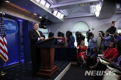 【워싱턴 = AP/뉴시스】 마이크 폼페이오 미 국무장관이 7일 백악관에서 기자브리핑을 통해 자신의 한중일 방문계획을 밝히고 있다.   