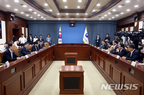 【서울=뉴시스】임태훈 기자 = 김동연 경제부총리 겸 기획재정부 장관이 8일 오전 서울 종로구 정부서울청사에서 열린 제1차 혁신성장관계장관회의 겸 제8차 경제장관회의에서 모두발언하고 있다. 2018.06.08.&nbsp;&nbsp; taehoonlim@newsis.com