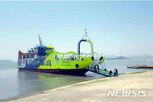 【목포=뉴시스】박상수 기자 = 8일부터 전남 신안군 우이도~목포 항로에 신규 취항한 449t급 차도선형 여객선 '드림아일랜드호'. 2018.06.08. (사진=목포해수청 제공) photo@newsis.com