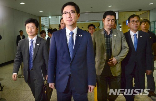 【파주=뉴시스】 사진공동취자단 = 천해성 통일부 차관 등 남북공동연락사무소 추진단 일행이 개성공단을 방문하기 위해 8일 오전 경기도 파주시 문산읍 경의선남북출입사무소를 통해 출경하고 있다. 2018.06.08.&nbsp; photo@newsis.com