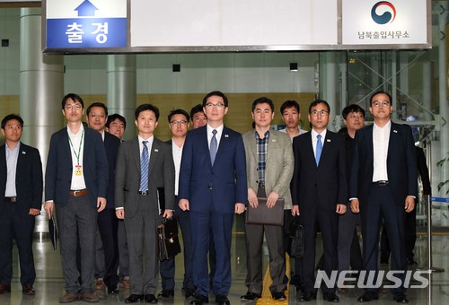 【파주=뉴시스】 사진공동취재단 = 천해성 통일부 차관을 단장으로 청와대와 현대아산, KT, 개성공업지구 지원재단 인사 등으로 구성된 우리측 남북공동연락사무소 추진단이 개성공단 현지 점검을 위해 8일 경기도 파주 경의선남북출입사무소를 통해 출경하고 있다. 우리측 관계자들이 개성공단에 들어가는 건 2016년 2월 개성공단 전면 가동중단 이후 처음이다. 2018.06.08. photo@newsis.com