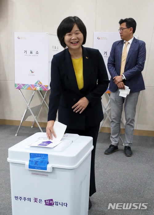 【인천=뉴시스】홍효식 기자 = 정의당 상임선대위원장인 이정미 대표가 8일 오전 인천 연수구 송도3동 행복주민센터에서 사전투표를 하고 있다. 2018.06.08. yesphoto@newsis.com