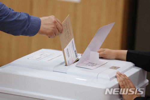 【서울=뉴시스】고승민 기자 = 제7회 전국동시지방선거 및 국회의원 재보궐선거 사전투표가 시작된 8일 오전 시민들이 서울 세곡동주민센터를 찾아 사전투표를 하고 있다. 2018.06.08. kkssmm99@newsis.com