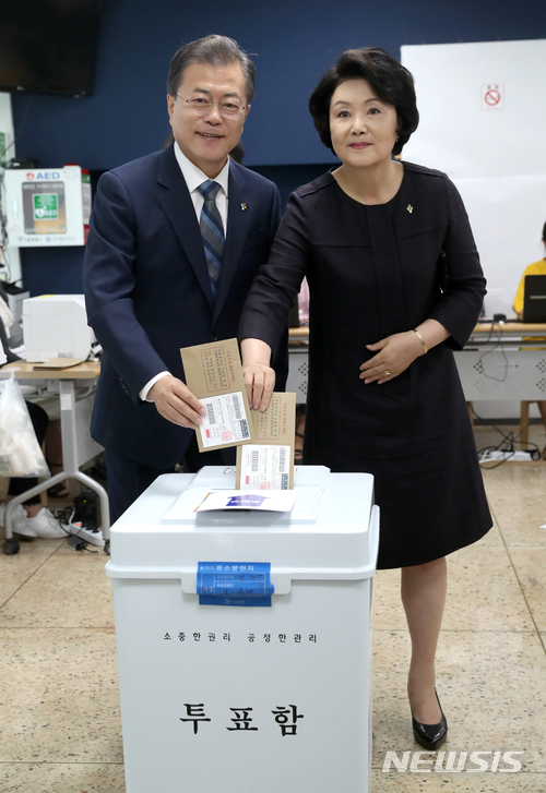 【서울=뉴시스】박진희 기자 = 문재인 대통령과 김정숙 여사가 8일 오전 서울 종로구 청와대 인근 한 투표소에서 6·13 지방선거 및 국회의원 재보궐선거 사전투표를 하고 있다.&nbsp; 현직 대통령이 사전투표에 참여하는 것은 2013년 상반기 재보선 때 사전투표제가 도입된 이후 이번이 처음이다. 2018.06.08. pak7130@newsis.com 