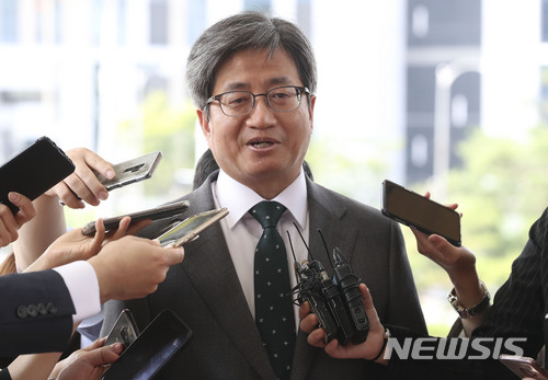 【서울=뉴시스】최진석 기자 = 김명수 대법원장이 8일 오전 서울 서초구 대법원으로 출근하며 취재진의 질문에 답하고 있다. 전국 각 법원의 수장들은 지난 7일 양승태 전 대법원장 시절 '재판 거래' 의혹 등 사법행정권 남용 사태와 관련해 사법부가 직접 형사고발이나 수사의뢰 등의 조치를 취하는 것은 적절하지 않다는 의견을 냈다. 2018.06.08.myjs@newsis.com