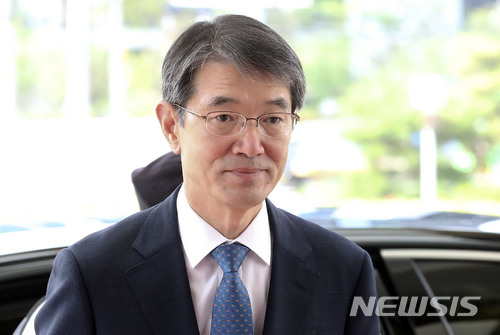 【서울=뉴시스】최진석 기자 = 안철상 법원행정처장(사법행정권 남용 의혹 관련 특별조사단장)이 지난 8일 오전 서울 서초구 대법원으로 출근하고 있다. 2018.06.08.myjs@newsis.com