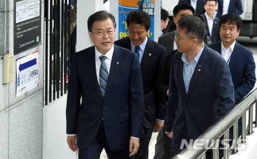 【서울=뉴시스】&nbsp; 청와대는 8일 캐나다에서 개막하는 '주요 7개국 정상회의(G7)'가 북미 정상회담 이전에 열려 문재인 대통령이 G7에 참석하지 않게 됐다고 설명했다. 이날 문 대통령이 부인 김정숙 여사와 함께 6·13 지방선거 사전투표를 위해 삼청동 주민센터에 입장하는 모습이다. (사진=뉴시스 자료사진) 2018.06.08. pak7130@newsis.com