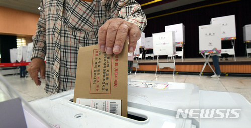 【광주=뉴시스】신대희 기자 = 6·13 지방선거 사전투표 첫 날인 8일 광주 북구청 3층 대회의실에 마련된 사전투표소에 유권자들의 발걸음이 이어지고 있다. 2018.06.08.&nbsp; sdhdream@newsis.com