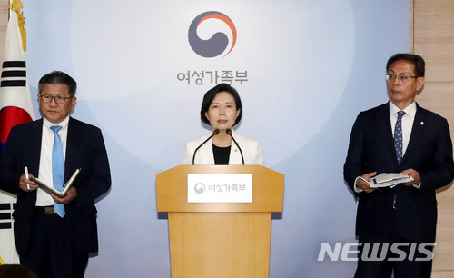 【서울=뉴시스】임태훈 기자 = 이숙진 여성가족부 차관이 8일 오전 서울 종로구 정부서울청사에서 열린 5·18 계엄군 등 성폭력 공동조사단 출범 합동 브리핑에서 취재진의 질문에 답변하고 있다. 여성가족부, 국가인권위원회, 국방부로 이뤄진 공동조사단은 5.18 광주민주화운동 당시 계엄군 등에 의한 성폭력 범죄의 진상규명을 위해 10월 31일까지 활동한다. 2018.06.08.&nbsp; taehoonlim@newsis.com