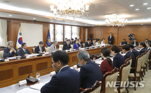 【서울=뉴시스】최동준 기자 = 이낙연 국무총리가 8일 서울 종로구 정부서울청사에서 열린 국가보훈위원회에서 모두발언을 하고 있다. 2018.06.08. photocdj@newsis.com