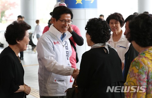 【서울=뉴시스】홍효식 기자 = 김문수 자유한국당 서울시장 후보가 8일 오전 서울역에서 열린 사전투표 캠페인에서 시민들과 악수하며 지지를 호소하고 있다. 2018.06.08. yesphoto@newsis.com