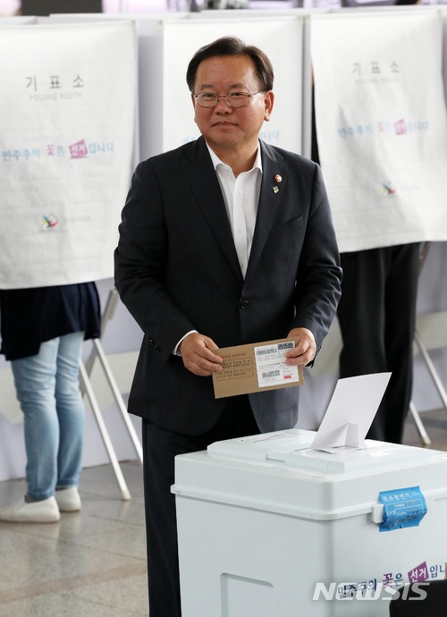 【서울=뉴시스】홍효식 기자 = 제7회 전국동시지방선거 사전투표가 시작된 8일 오전 서울역에서 김부겸 행정안전부 장관이 사전투표를 하고 있다. 2018.06.08. yesphoto@newsis.com
