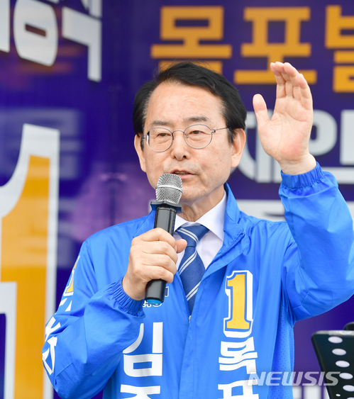 【목포=뉴시스】류형근 기자 = 6·13지방선거 사전투표가 시작된 8일 오전 전남 목포시 목포종합수산시장 앞에서 더불어민주당 김종식 목포시장 후보가 지지를 호소하고 있다. 2018.06.08.&nbsp; hgryu77@newsis.com